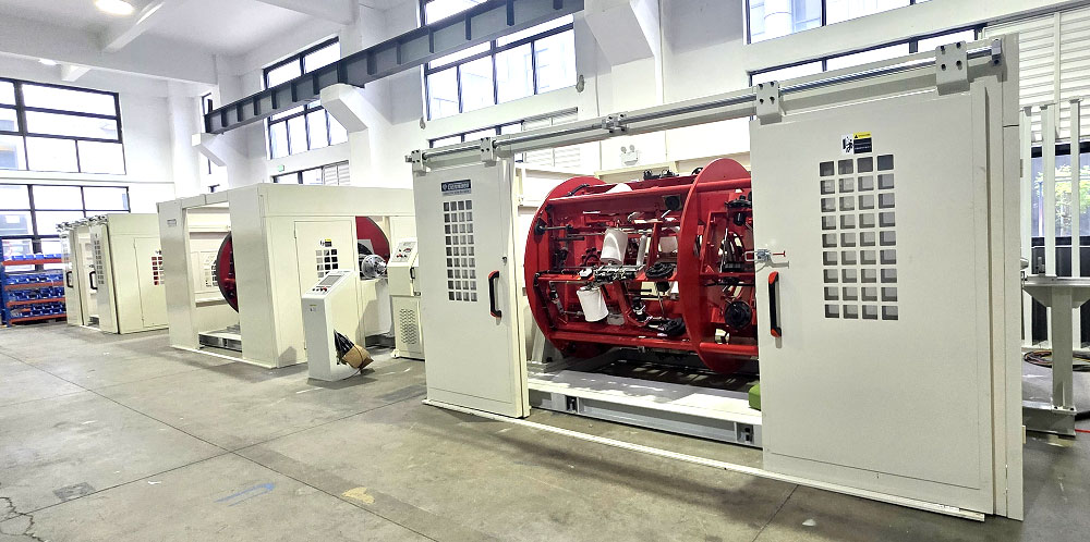 Máquina de torcer e cabear planetária com alimentação paralela de alta velocidade